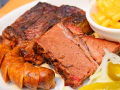 極旨の肉に焼き上がる秘訣は、店内にある巨大○○！ これが正真正銘、本場アメリカのバー