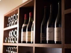 厳選ワインは200種以上！ 深夜までゆ～っくり味わえる、居心地よき隠れ家ワインレストラン