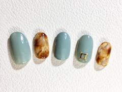 上品なモード感を演出！スモーキーグリーン×べっ甲柄ネイル【365日ネイル】 |