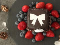 【お菓子作り初心者でもOK】ケーキ型を使わずに作れる「プレゼント型クリスマスケーキ」の