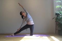 美ボディの土台「骨盤」を整え、美脚をつくるヨガポーズ