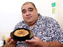 カリッと焼いた鉄板「餃子」が横綱級のウマさ！ 元横綱・武蔵丸が手がけた餃子専門店『