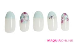 ふんわりニュアンスで、透明感ある輝きが際立つ「雪の結晶」ネイル | lMAQUIA