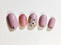 ホリデーを待ちわびて！ピンクゴールドのラメ×花モチーフで華やかに【365日ネイル】 |