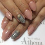 今冬のトレンドを指先にも！「グレンチェックネイル」のデザイン集