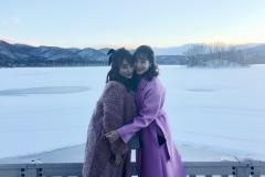 野崎萌香＆谷まりあ、銀世界の函館で大自然＆グルメ満喫　インスタライブの模様も覗き見