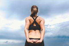 今日から即実践！「猫背」を改善する、簡単で効果的なストレッチ