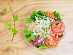 毎朝ヨガ講座も開講！ 自家栽培のサラダービュッフェが身体に優しい「ヴィーガンサラダ専