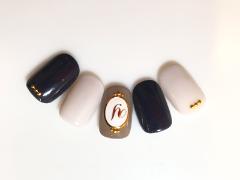 仕事始めの日は、彼のイニシャルネイルでテンションUP!【365日ネイル】 |