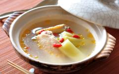 仕上げは土鍋におまかせ！ 余熱で仕上げる、サムゲタン風スープ