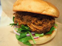 ほろっほろの極旨「プルドポーク・バーガー」がたまらない！ クリエーターの想いが詰まっ