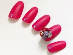 大人の夜デートには、強すぎないピンクレッドで【365日ネイル】 |