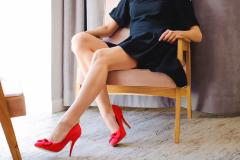 デスクの下でこっそり♡ほっそり美脚にながらエクササイズ