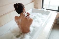 お風呂の中でできる「肩甲骨エクササイズ」で肩こり解消！