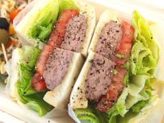肉々しいつくねを『ペリカン』のパンでぎゅっとサンド！ 色鮮やかな「萌え断」が美しいサ