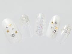 「夜桜パーティネイル」は煌めきのみをオン！　桜の美しさを引き立てるワントーンネイル