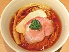 鶏と鴨のＷスープは飲み干したくなるほどのウマさ！ 新宿三丁目で味わえる、極上の「醤油