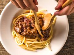 ハンバーグを豪快に絡めた「ミートパスタ」はリピート確実！ 中目黒で超話題の「肉イタリ