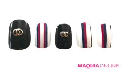 トリコロールの「ストライプ」ネイルは、ゴールドの輝きでクラシカルに | lMAQUIA