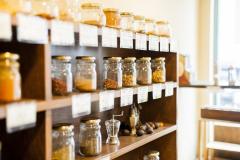 まずは粒胡椒を挽いてみることから。料理の幅が驚くほど広がるスパイスの深くて香ばしい