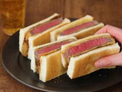 しっとり柔らかな「ミディアムレア」は家でも作れる！プロ顔負けの「絶品ビーフカツサン