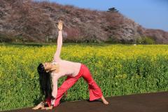 ぐーんと伸びて血流アップ。ヨガポーズの典型「三角のポーズ」の取り方