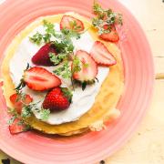 キュンと甘酸っぱい「いちごのティラミスクレープ」でほっと一息【柏原歩のトレンドレシ