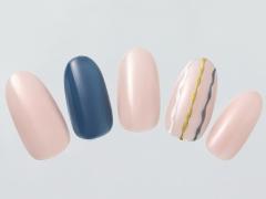 ネイルで気持ちを引き締め！　ネイビーの“スパイス”が効いたベージュネイル【365日ネイ