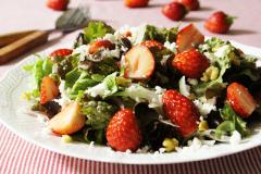 【レシピつき】春は「いちご」で美肌に♡見た目もキュートなサラダはいかが？