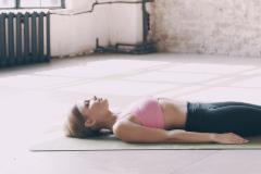 誰でも続けられる！寝たままで「猫背解消」できる楽ちんエクサ