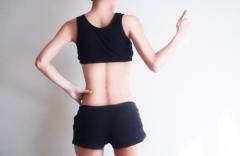 とっても簡単！脇腹をすっきりさせる壁トレーニング