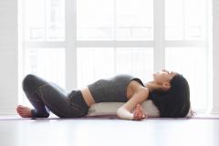 ヨガで憂鬱を吹き飛ばす！究極のリラックスポーズで気分を前向きに