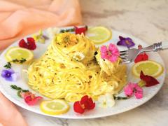 話題の食用花「エディブルフラワー」はどう使うのが正解？ 今日から役立つ「盛り付けテク