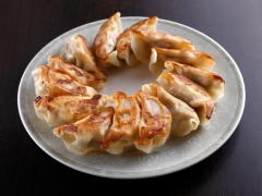 カリッ！ 鉄鍋で焼くアツアツ「餃子」がウマすぎて、箸もビールもとまらない、新宿の中華