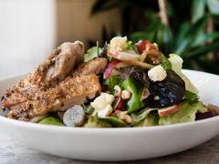 「肉と野菜」のコンビネーション料理で大人気！ファストカジュアルフード店のユニークな