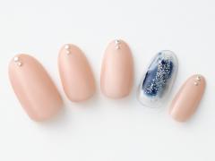 【365日ネイル】ＧＷ中の出勤もキリッと！ クールカラーとの合わせ技でベージュネイルをシ