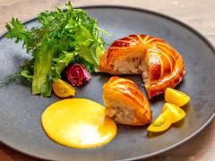 3つの味に変化する「魔法のソース」に感動！ 正統派に見えて実はユニークなカジュアルフレ