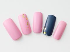 【365日ネイル】くすみネイビーでピリッと！　気持ちが引き締まる“甘辛”ピンクネイル