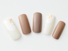 【365日ネイル】多忙な月末は旬カラーの手元で媚びずに癒される…ブラウンをミルキートー