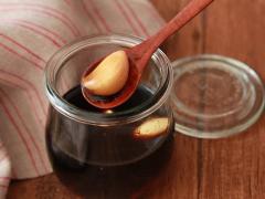 ニンニクを醤油に漬けるだけで万能調味料が2つ完成！ 「ニンニク醤油」と「醬油漬けニンニ