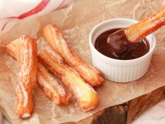 意外と簡単！ 冷めてもおいしい、スペイン生まれの伝統菓子「チュロス」の作り方とアレン