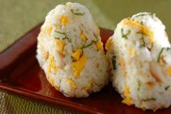 魚が苦手な子どもも食べやすい！ 「アジの混ぜ込みおにぎり」
