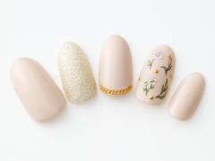 【365日ネイル】淡いトーン＆花柄で優しい雰囲気に…癒し系ベージュネイル |