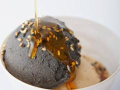 「うーん…ゴマ！」と叫んでしまう！ 約9,000粒ものゴマ入り超濃厚アイスクリームが人気【