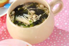 シャキシャキ食感で食べ応え十分！「エノキとワカメのスープ」