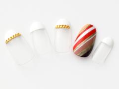 【365日ネイル】旬のブラウンファッションを引き立てる…アクセント入りホワイトフレンチ