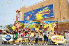 USJ「おさるのジョージ」新アトラクション公開、横山だいすけもサプライズ登場でダンス