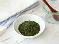 「ドライバジル」は加熱たった5分で作れる！ バジルをムダなく使いきる調味料の作り方とア