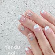 トータルコーディネートのアクセントに♡キラキラネイルが可愛い - LOCARI（ロカリ）