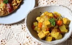 暑い日にさっぱりと食べたい！ 野菜たっぷり「高野豆腐のドライカレー」